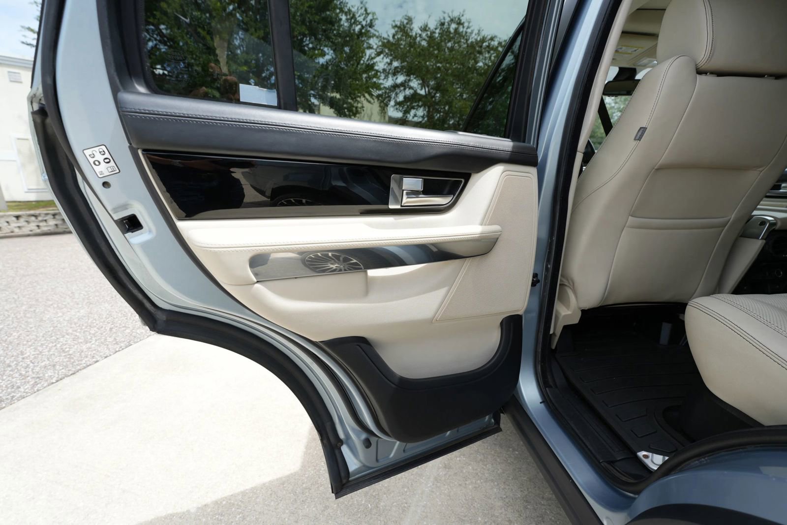 Used 2011 Land Rover Range Rover Sport Supercharged image 30