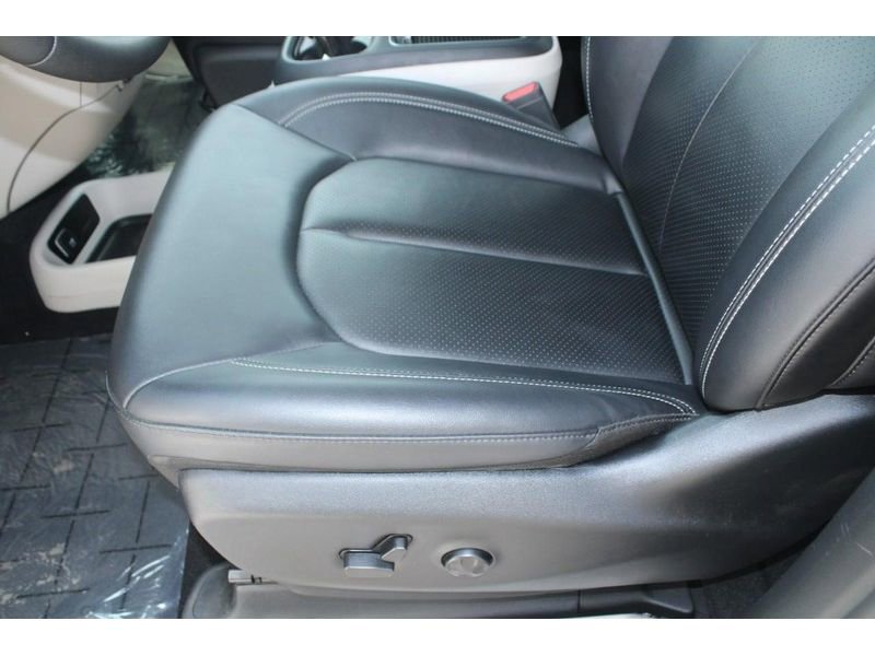 Used 2024 Chrysler Pacifica Touring-L image 21