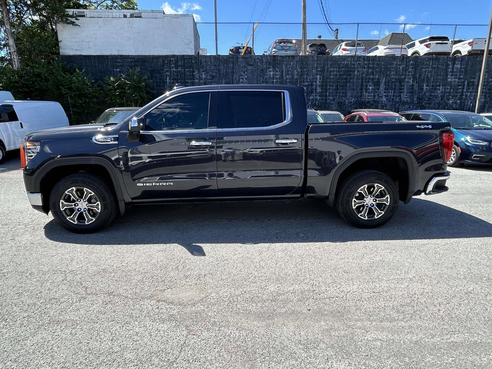 Used 2025 GMC Sierra 1500 SLT AWD/4WD image 6