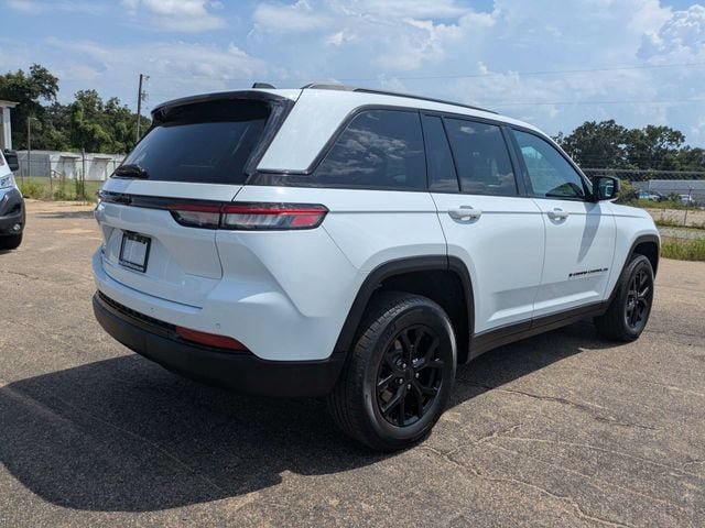 Used 2025 Jeep Grand Cherokee Altitude AWD/4WD image 4
