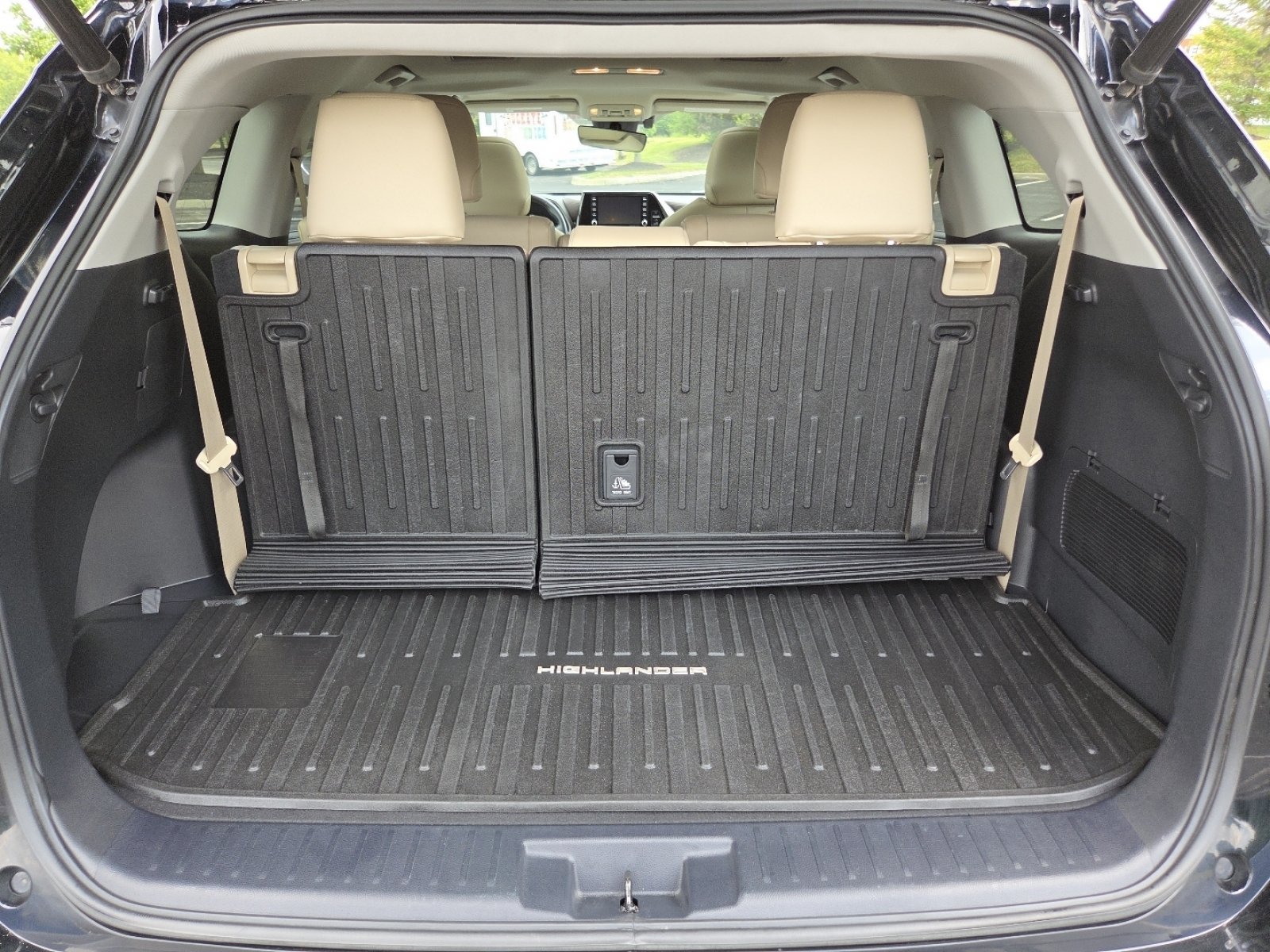 Used 2020 Toyota Highlander XLE AWD/4WD image 25