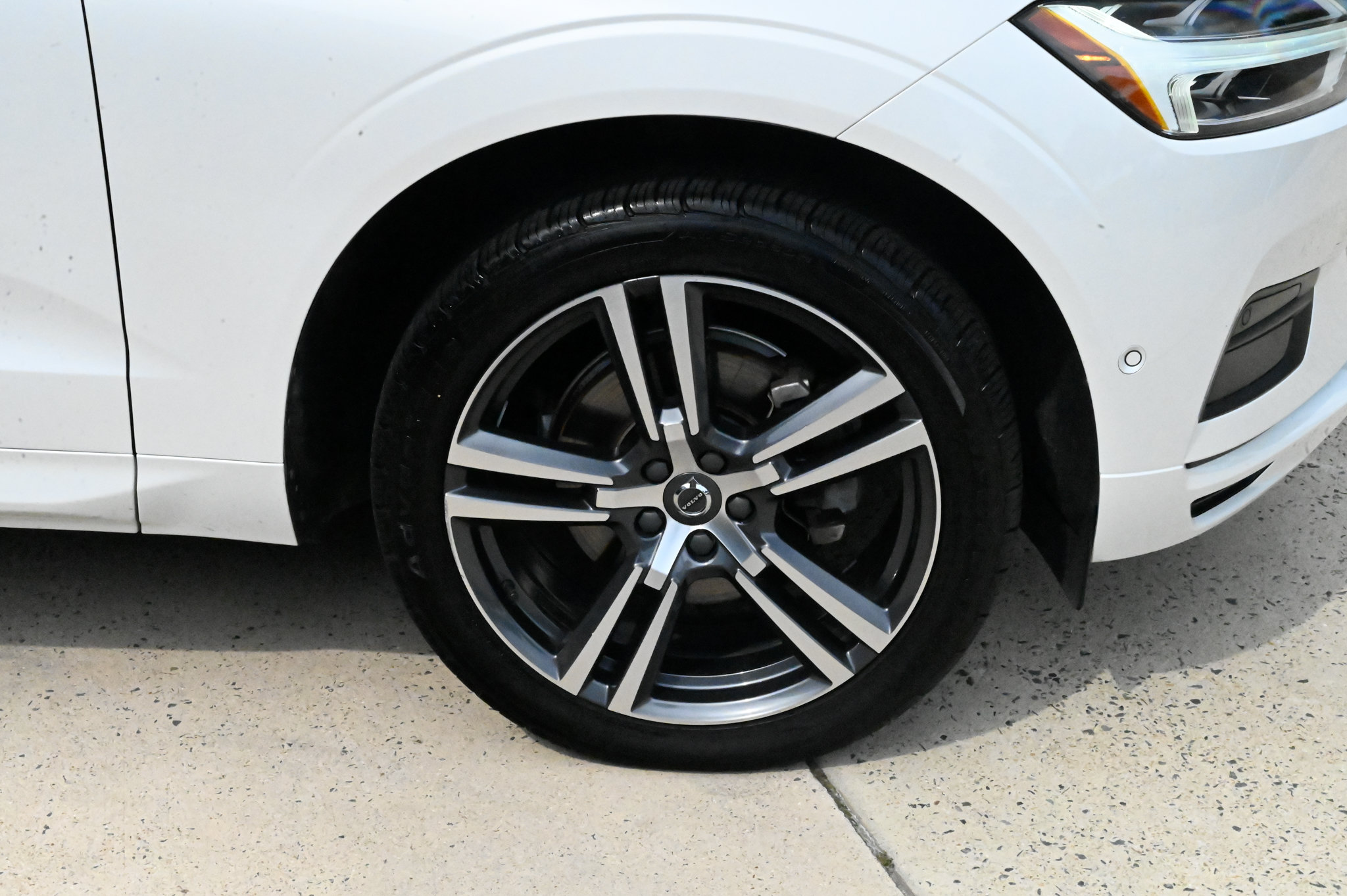 Used 2019 Volvo XC60 T5 Momentum w/ Multimedia Package AWD/4WD image 12
