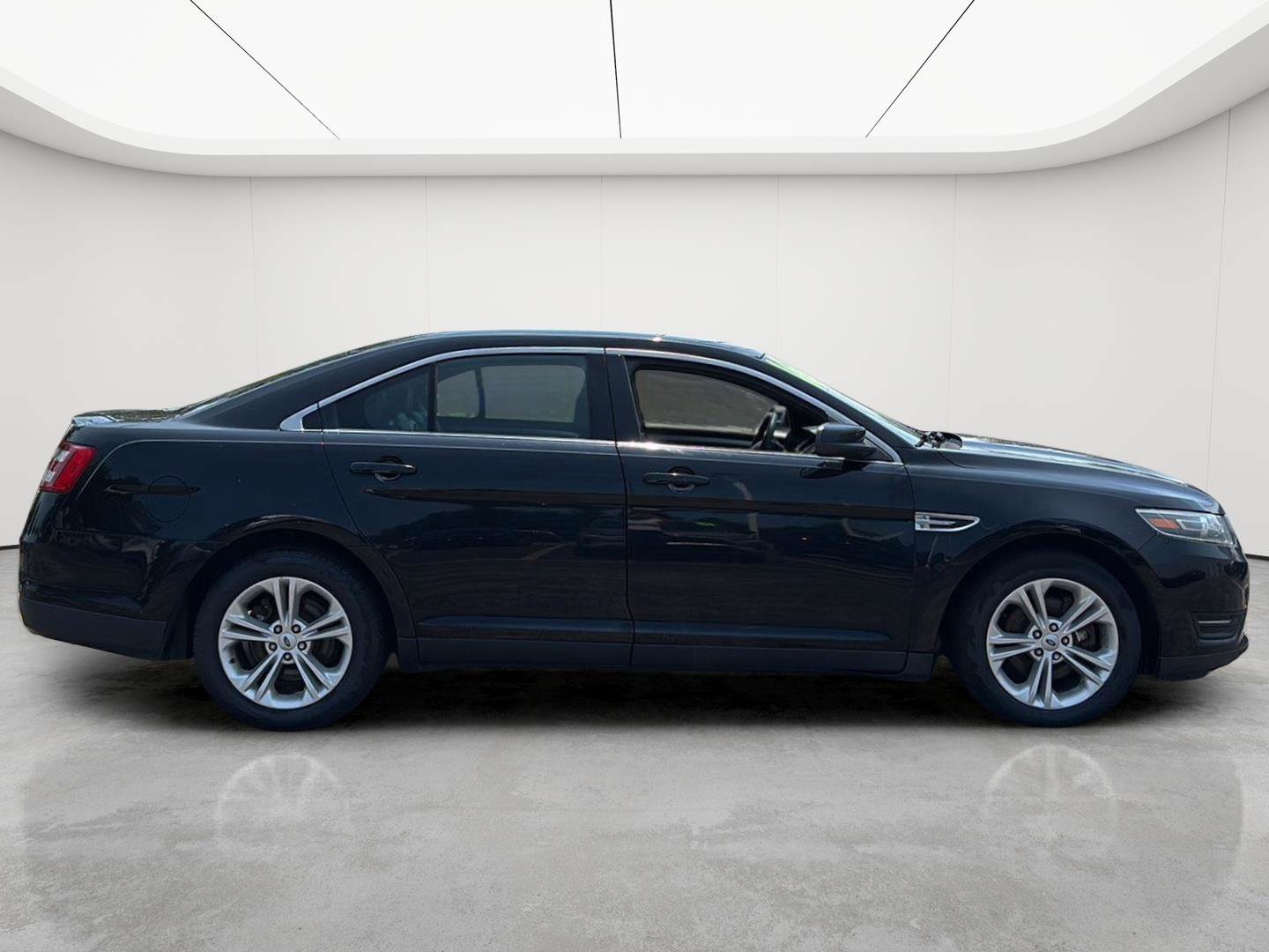 Used 2016 Ford Taurus SEL FWD image 9