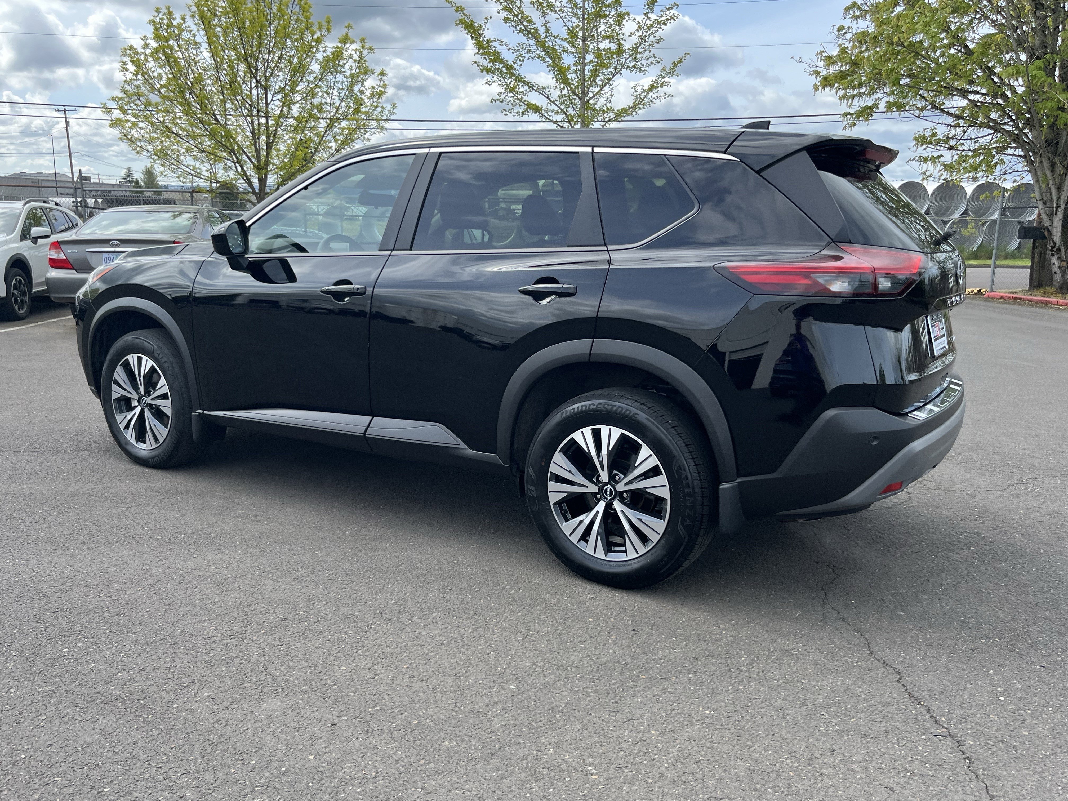 Used 2023 Nissan Rogue SV image 3