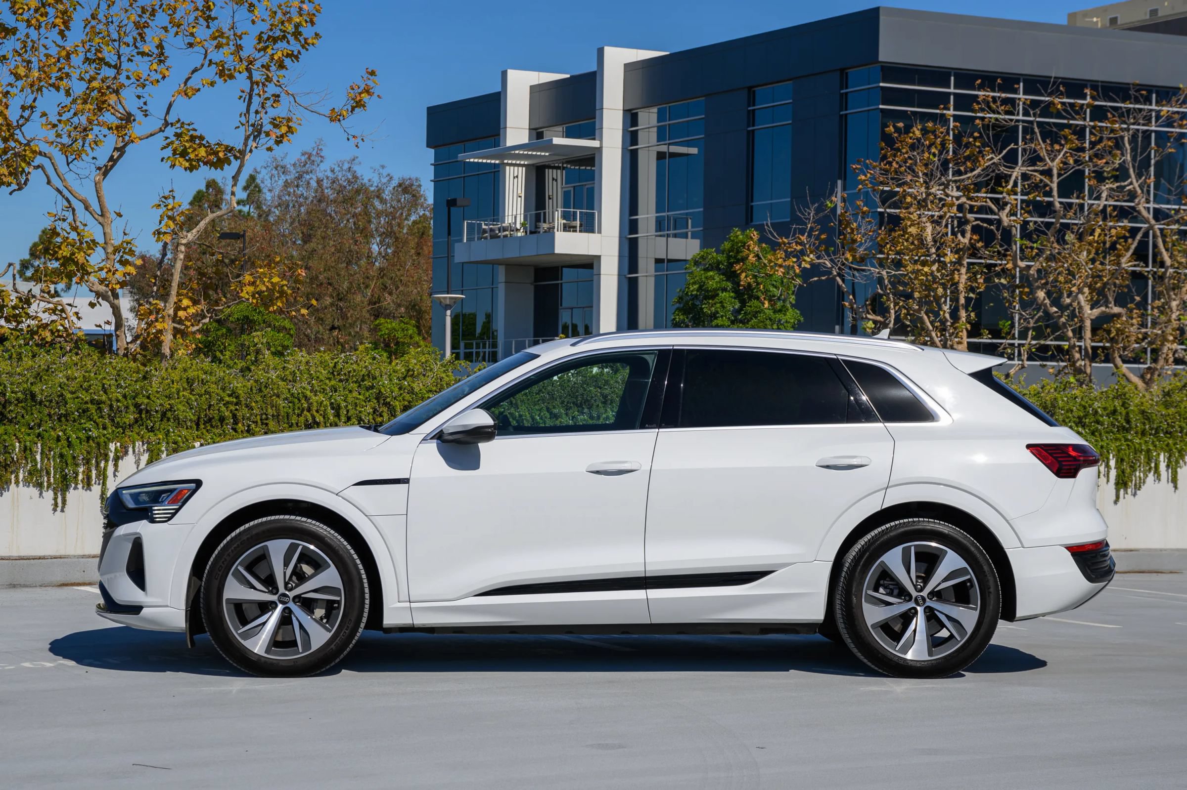 Used 2024 Audi Q8 e-tron Premium AWD/4WD image 9