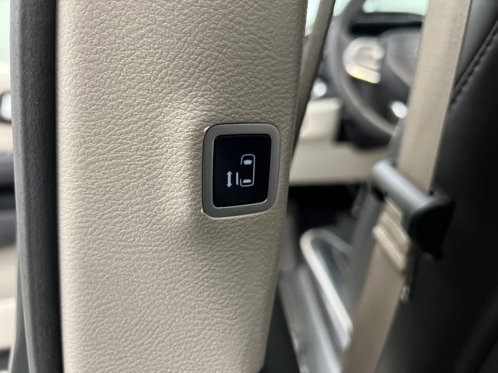 Used 2024 Chrysler Pacifica Limited image 16