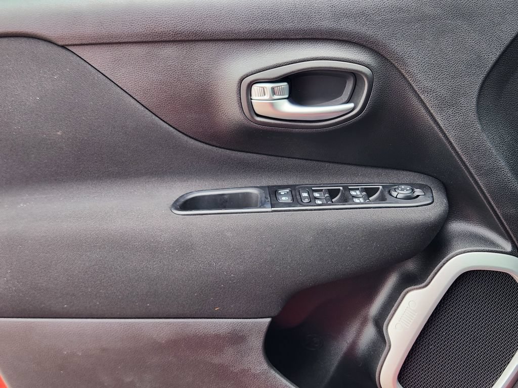 Used 2019 Jeep Renegade Latitude FWD image 24