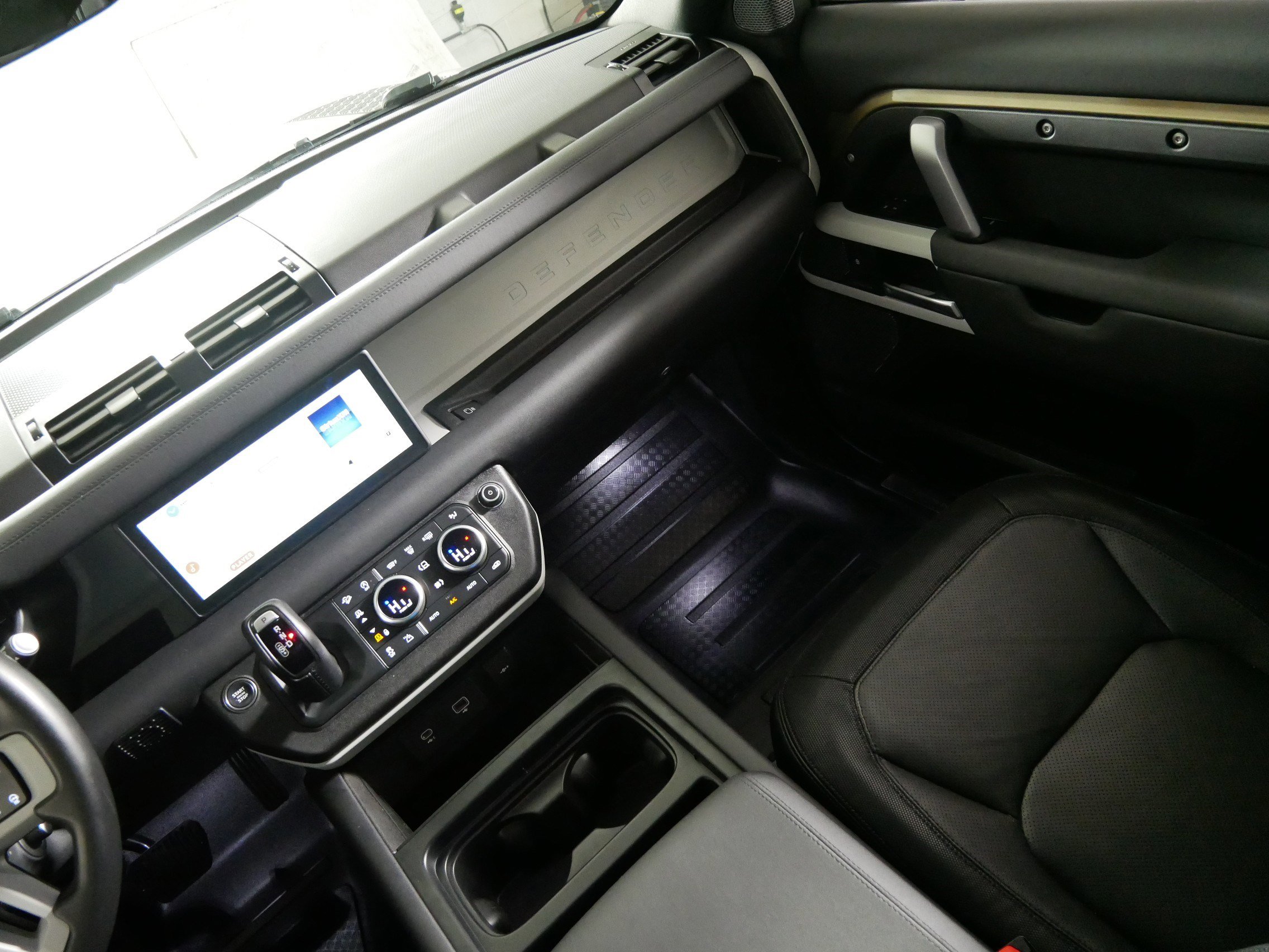 Used 2024 Land Rover Defender 110 X-Dynamic SE AWD/4WD image 11
