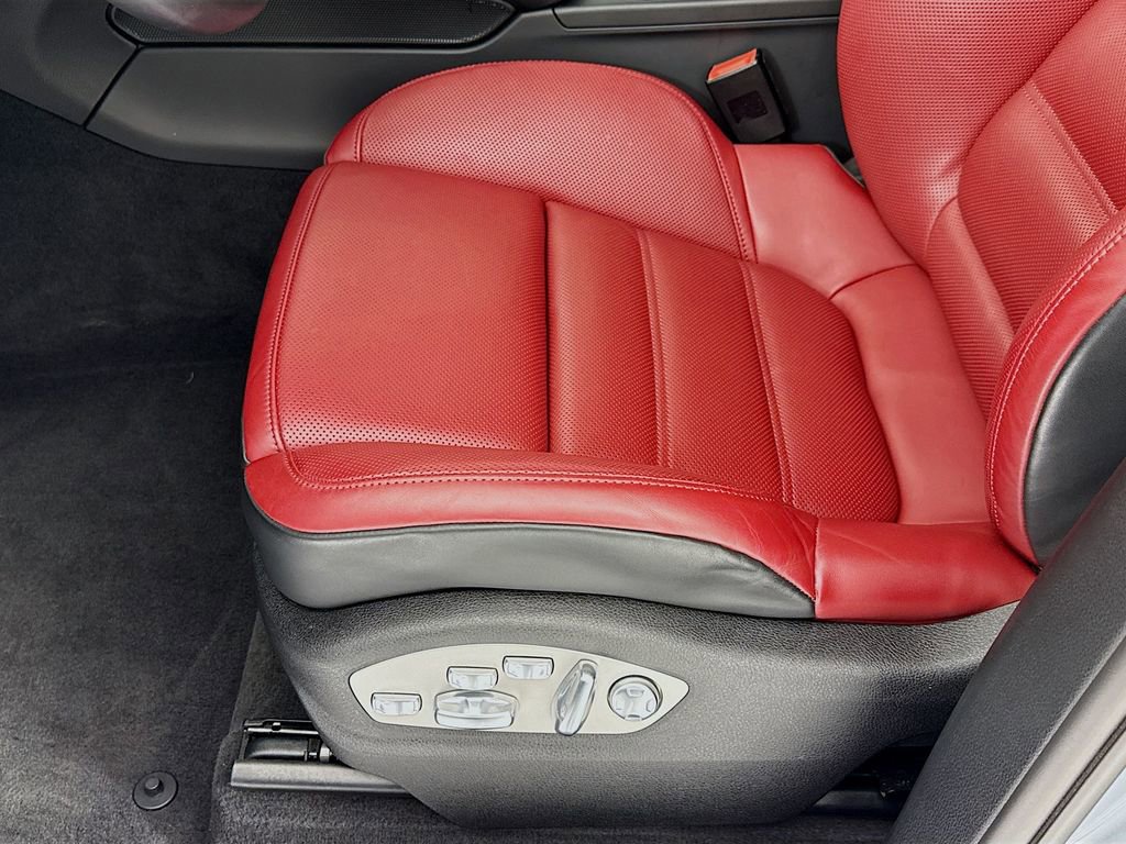 Certified 2025 Porsche Macan image 13