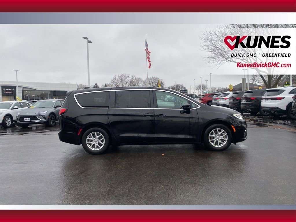 Used 2024 Chrysler Pacifica Touring-L image 3