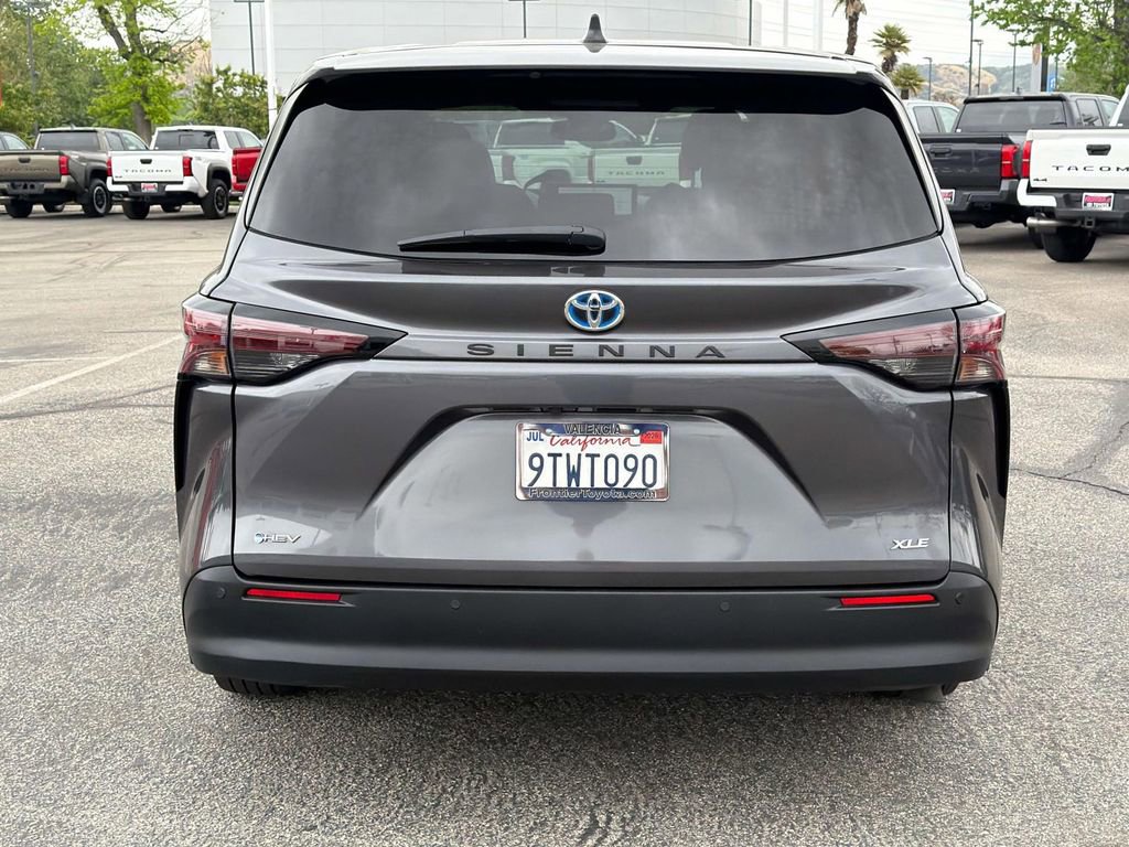 Used 2025 Toyota Sienna XLE image 4
