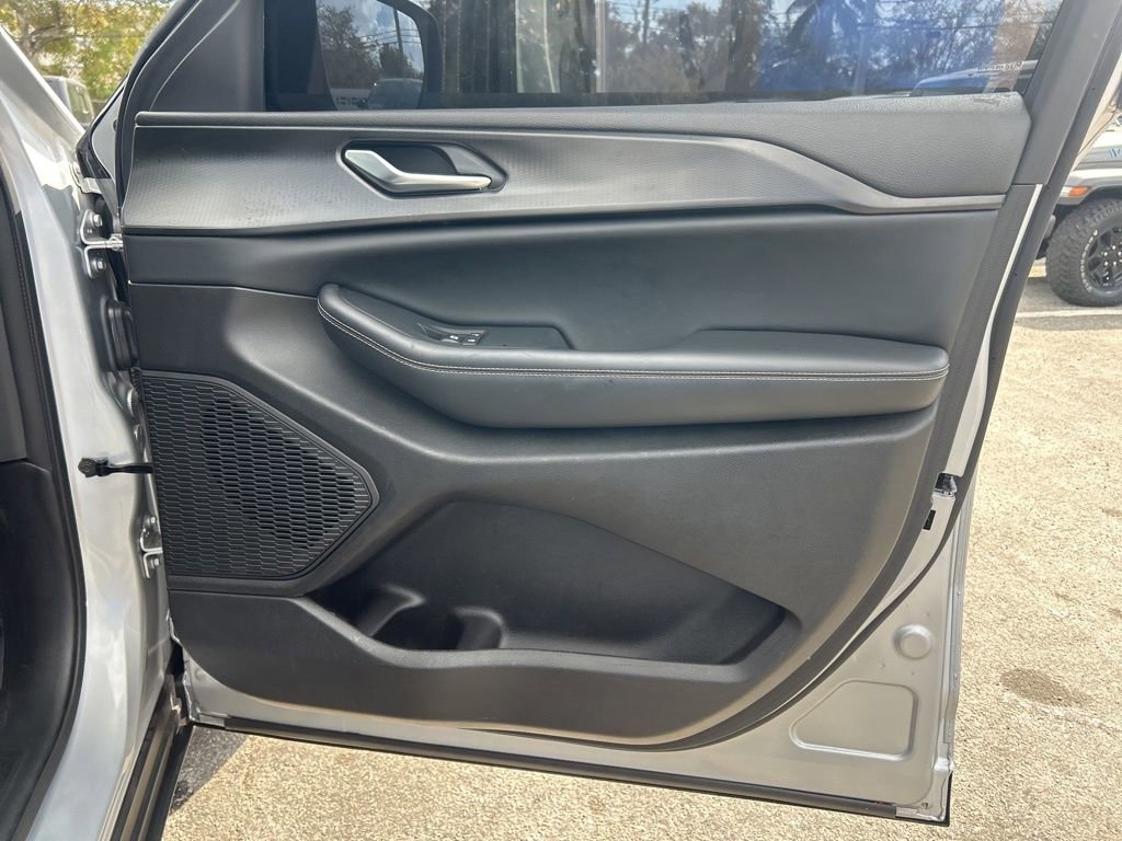 Used 2023 Jeep Grand Cherokee Laredo w/ Luxury Tech Group I image 26