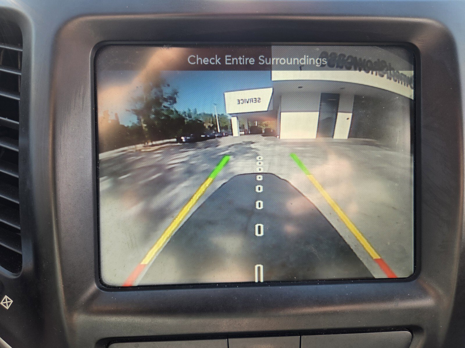 Used 2018 Jeep Cherokee Latitude Plus w/ Comfort/Convenience Group FWD image 24