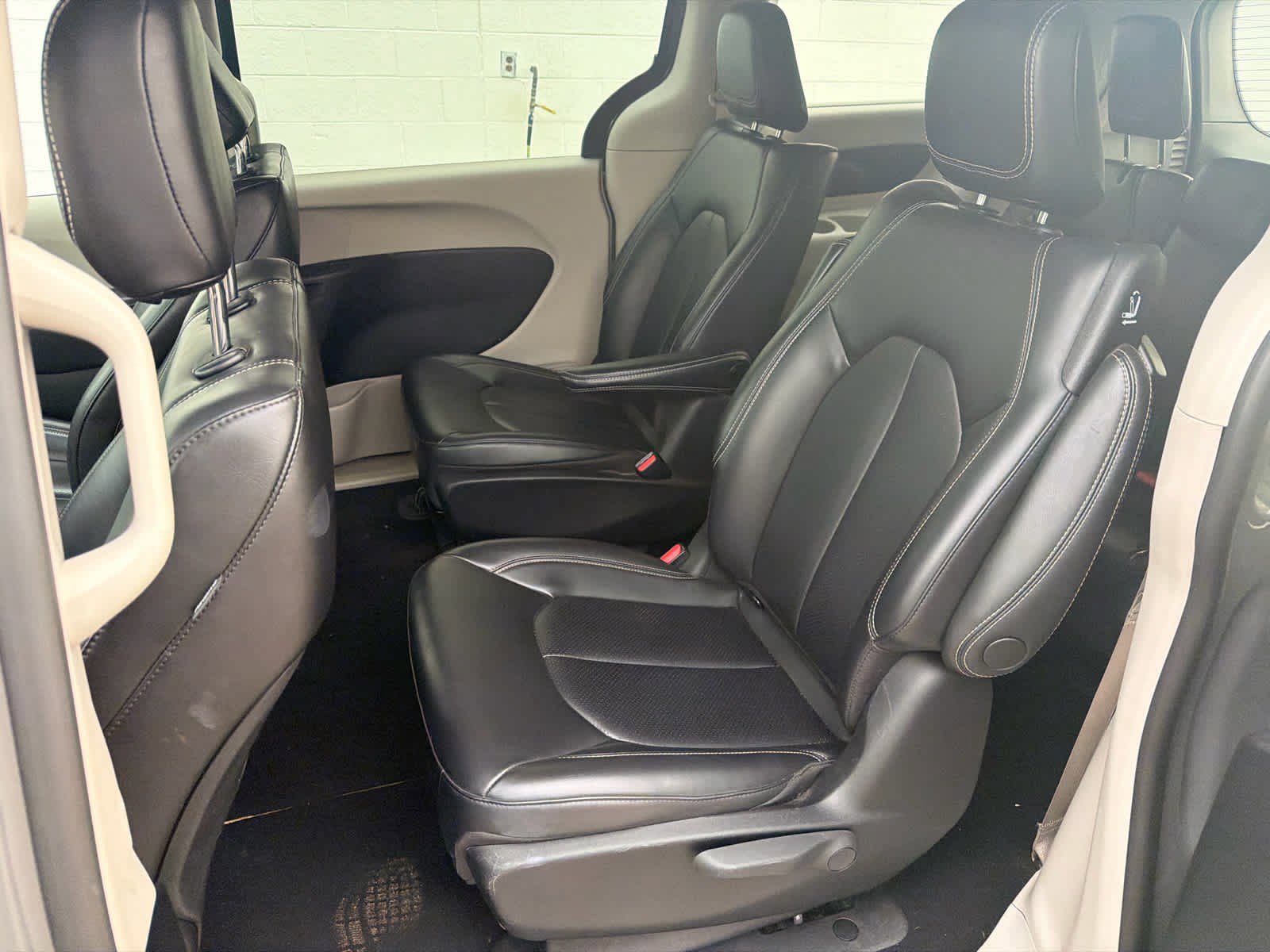 Used 2023 Chrysler Pacifica Touring-L FWD image 16