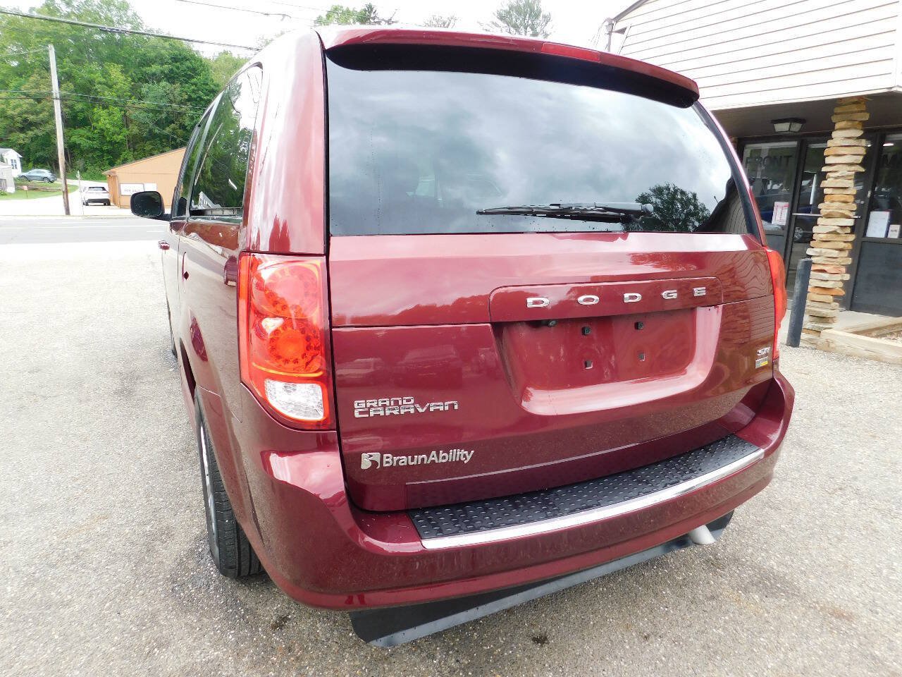 Used 2018 Dodge Grand Caravan SXT FWD image 14