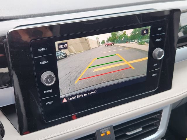 New 2025 Volkswagen Taos SE image 18