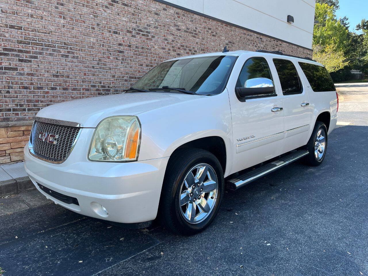 Used 2012 GMC Yukon XL SLT RWD image 1