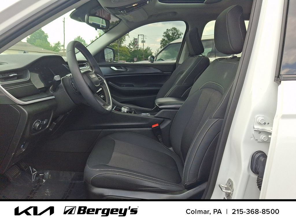 Used 2023 Jeep Grand Cherokee L Laredo AWD/4WD image 17