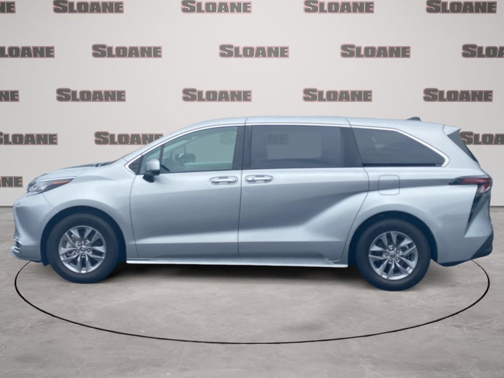 Used 2023 Toyota Sienna XLE AWD/4WD image 2
