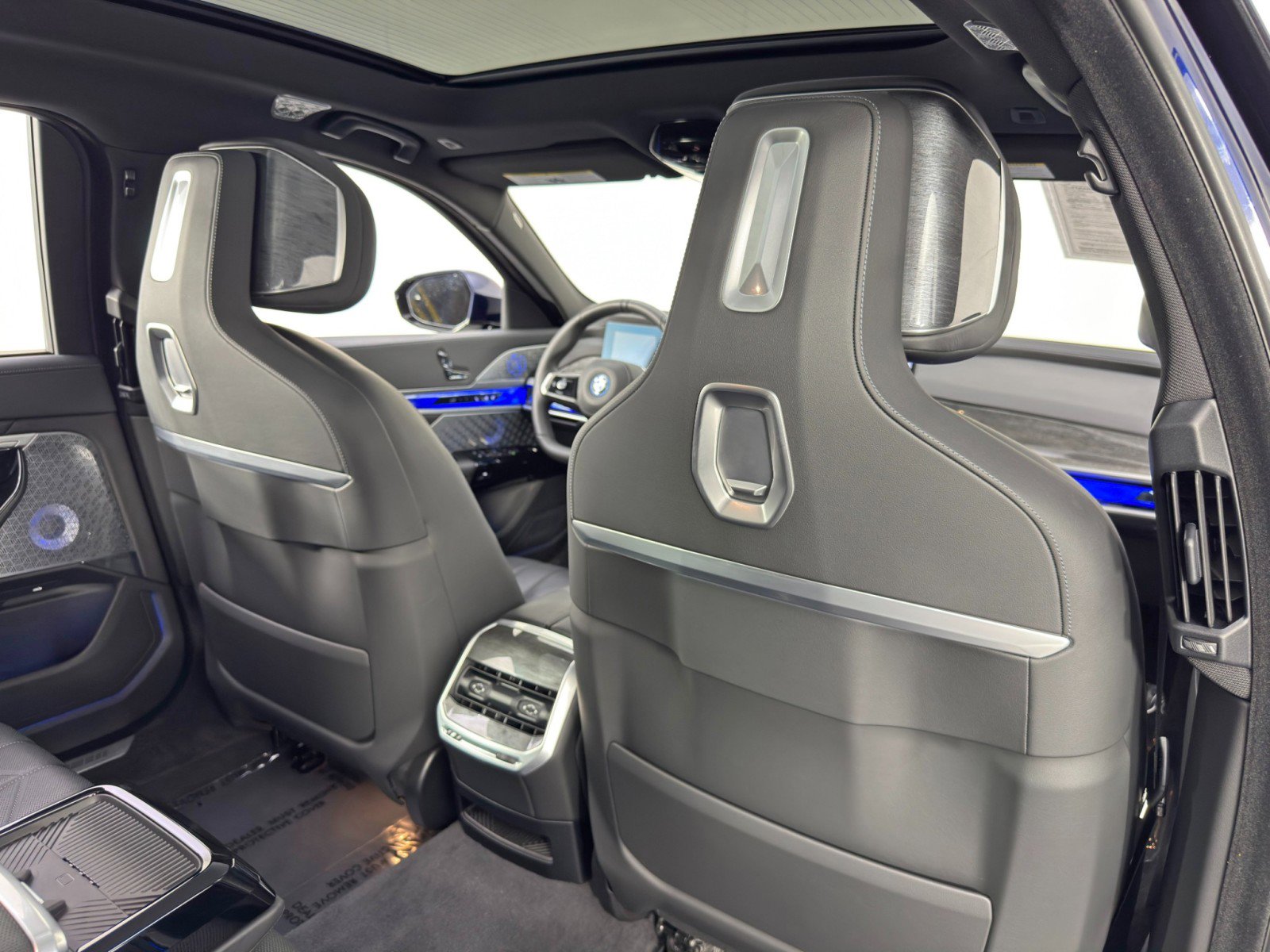 Used 2024 BMW i7 xDrive60 w/ Executive Package image 47