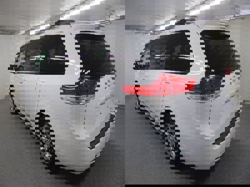 Used 2014 Toyota Sienna LE image 5