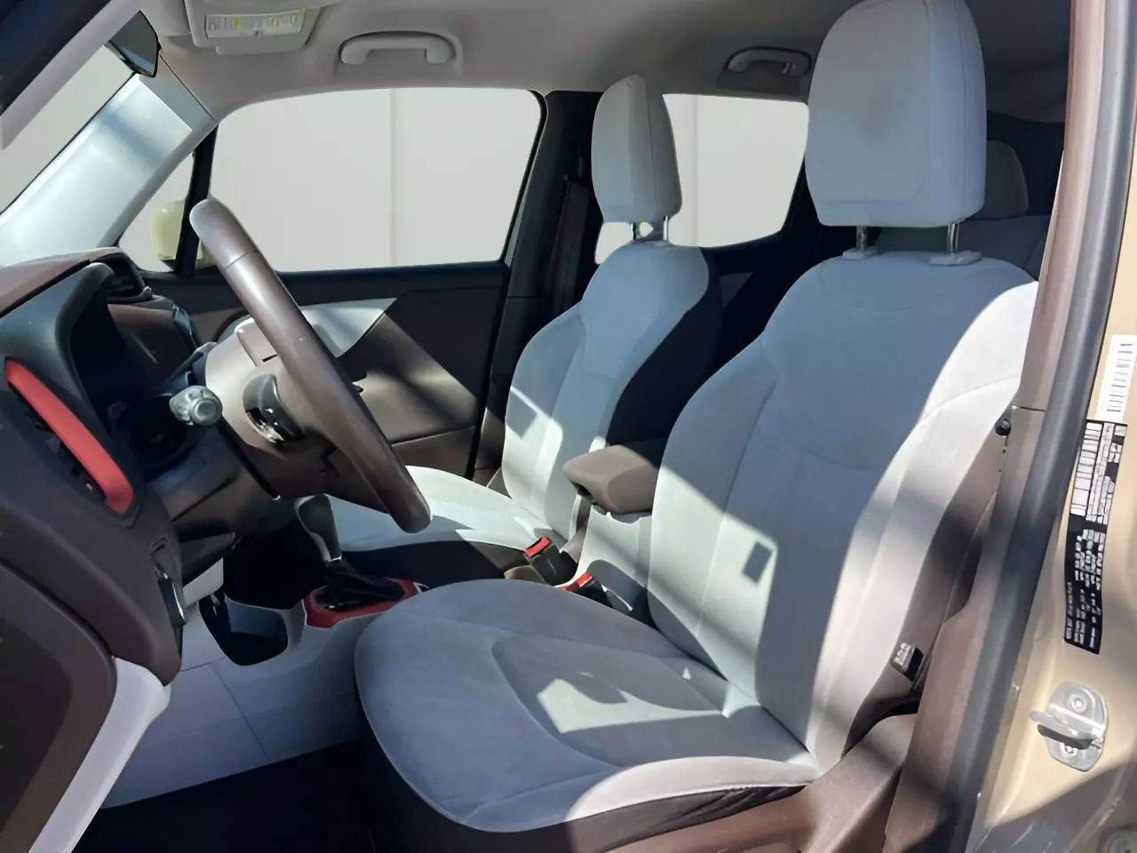 Used 2015 Jeep Renegade Latitude image 9