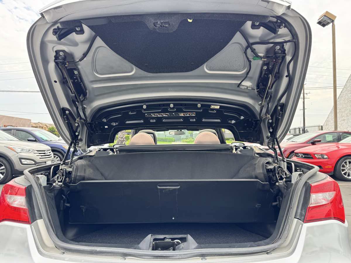 Used 2011 Chrysler 200 Touring FWD image 25