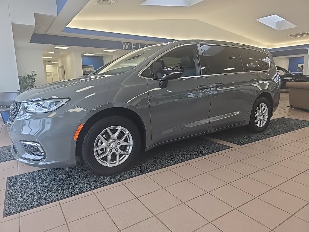 Used 2025 Chrysler Pacifica Select FWD image 2