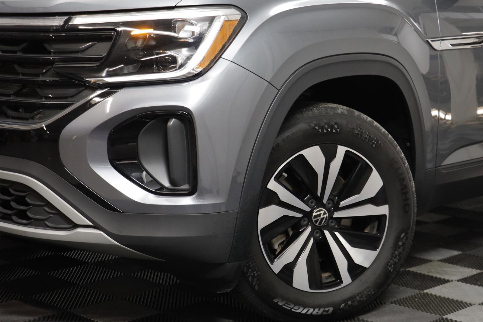 Used 2024 Volkswagen Atlas Cross Sport SE image 3