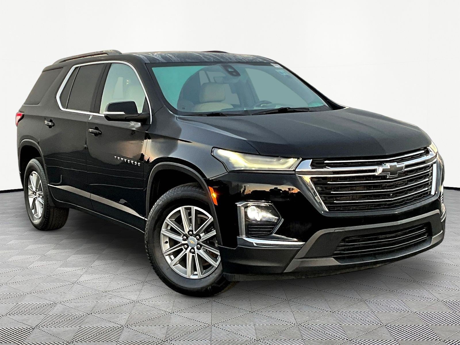 Used 2023 Chevrolet Traverse LT FWD image 3