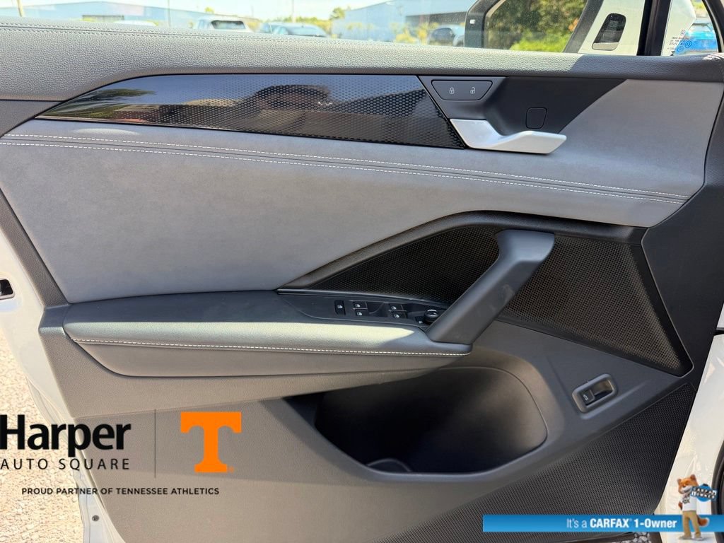 Used 2025 Volkswagen Tiguan SE w/ Panoramic Sunroof Package AWD/4WD image 18