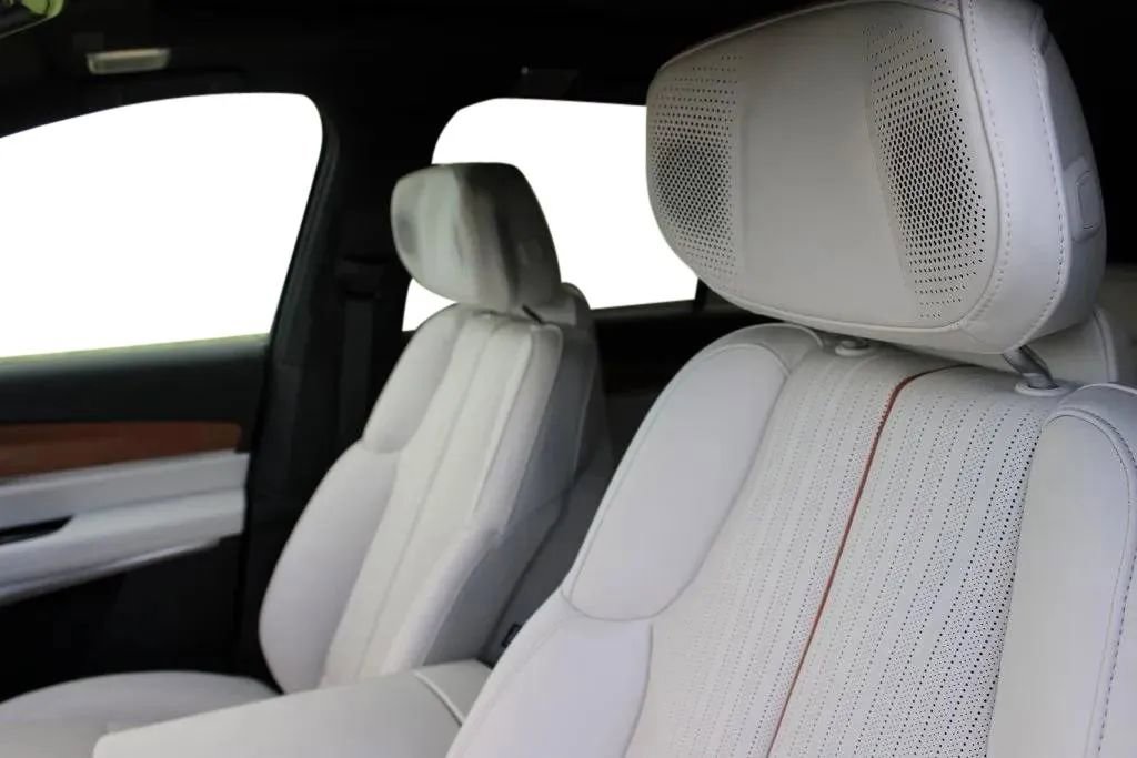 New 2026 Cadillac Vistiq Luxury image 13