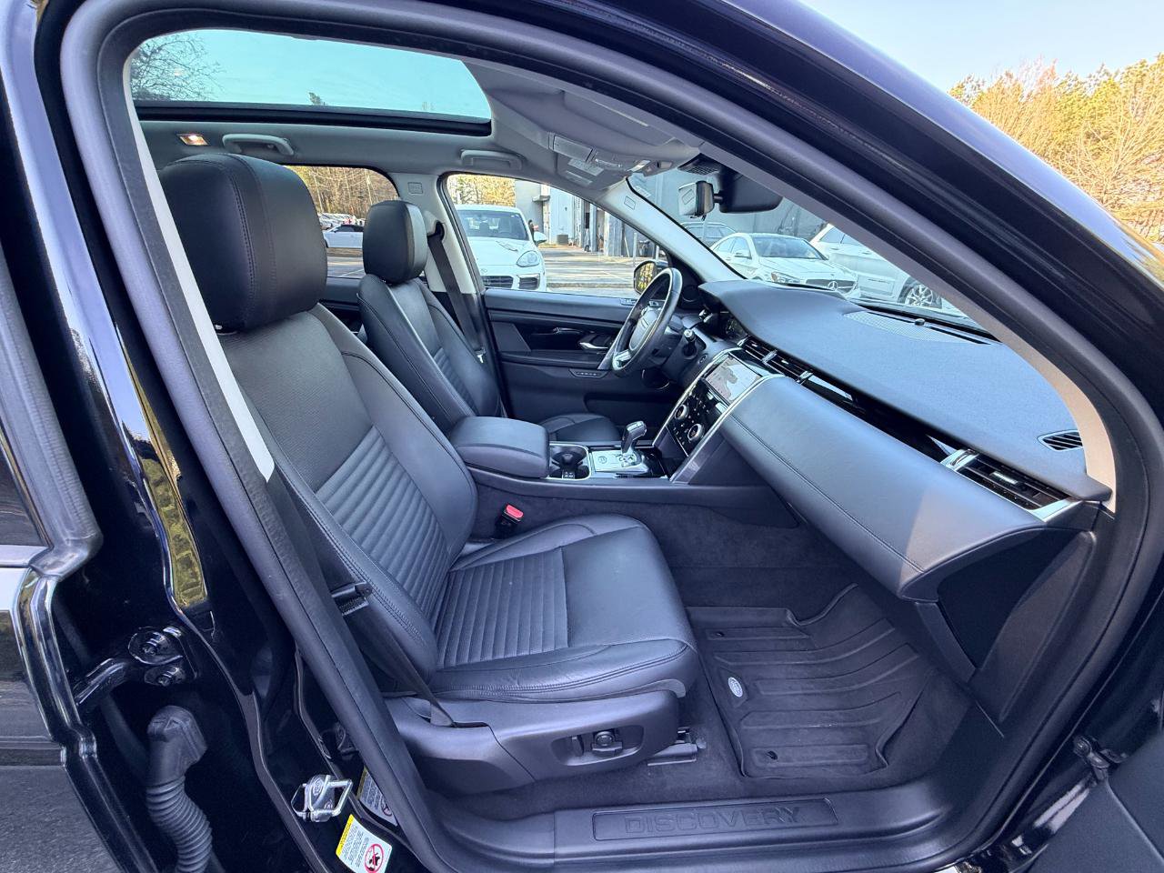 Used 2020 Land Rover Discovery Sport SE image 17