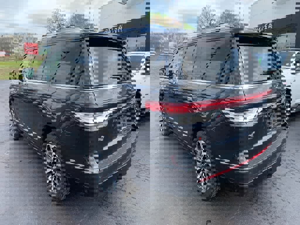 Used 2024 Lincoln Navigator Reserve image 3