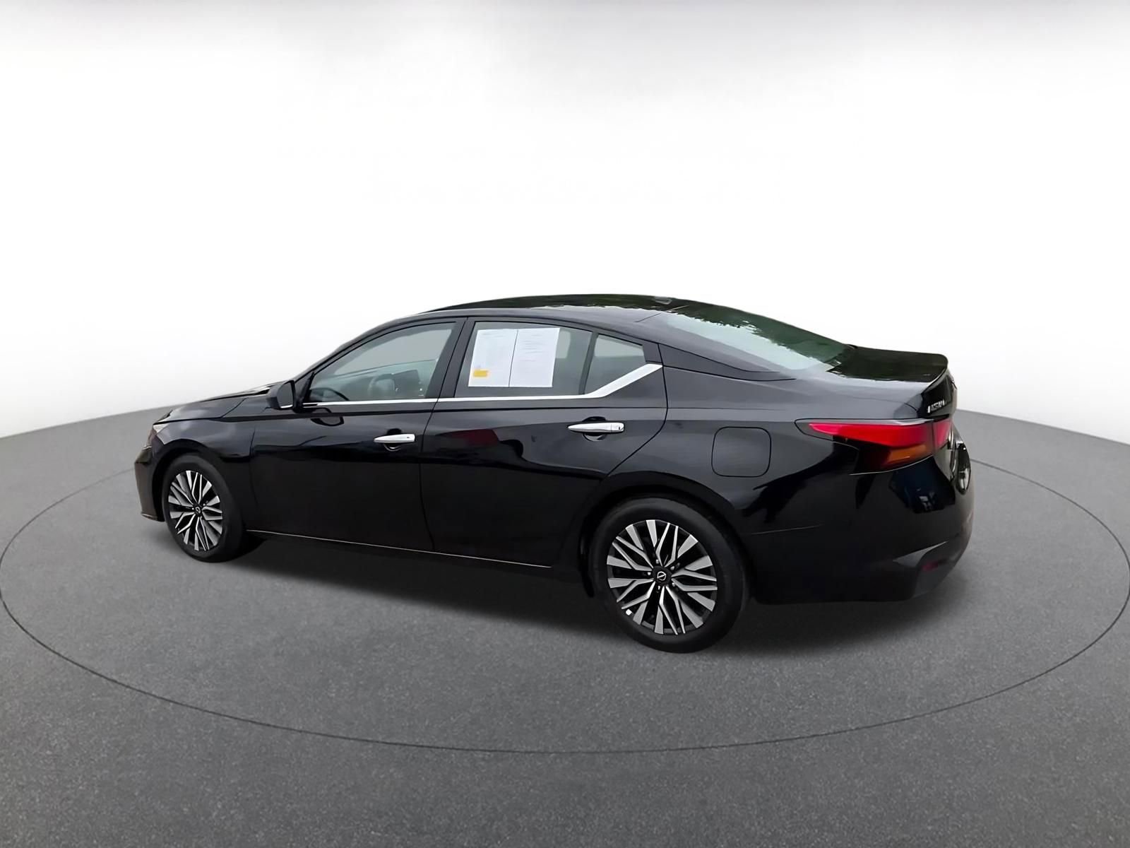 Used 2025 Nissan Altima 2.5 SV FWD image 10