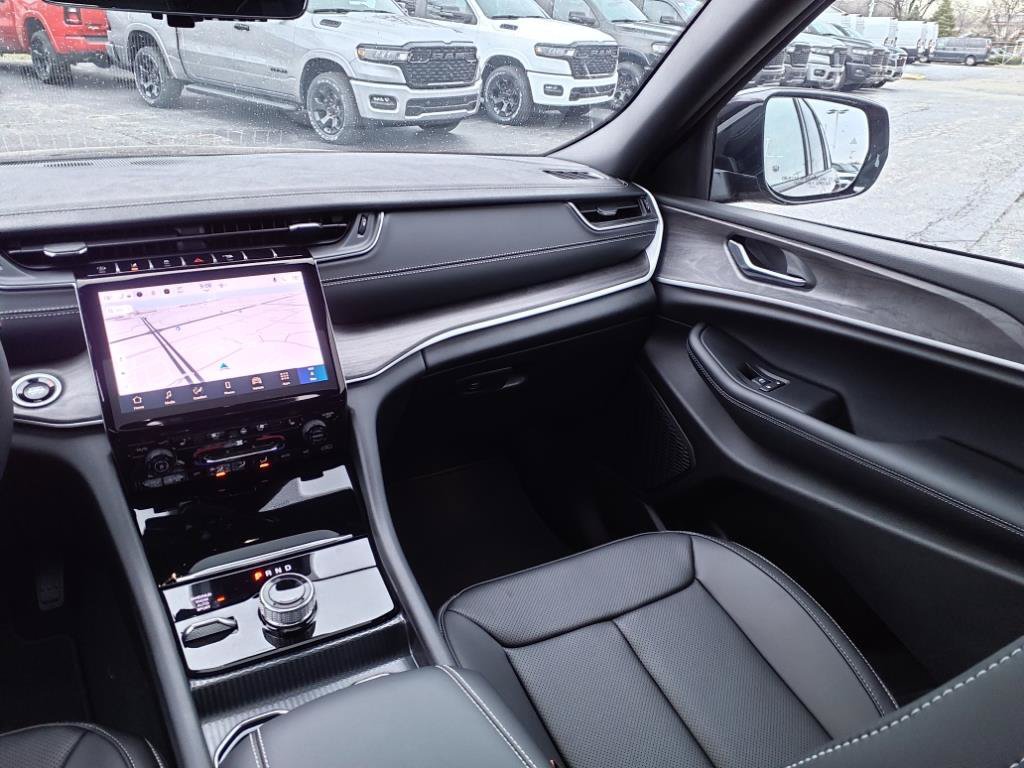 Certified 2025 Jeep Grand Cherokee Limited w/ Luxury Tech Group II AWD/4WD image 15