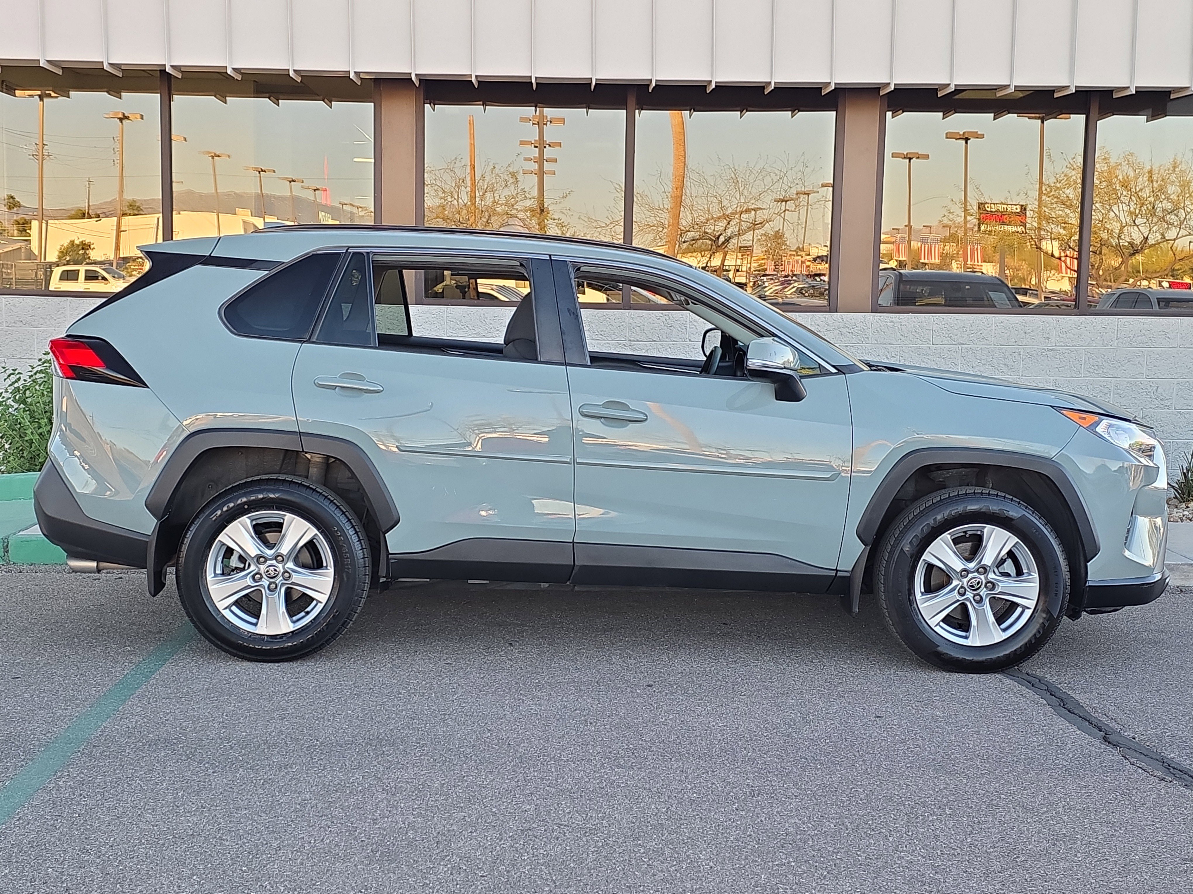 Used 2021 Toyota RAV4 XLE w/ Convenience Package image 7