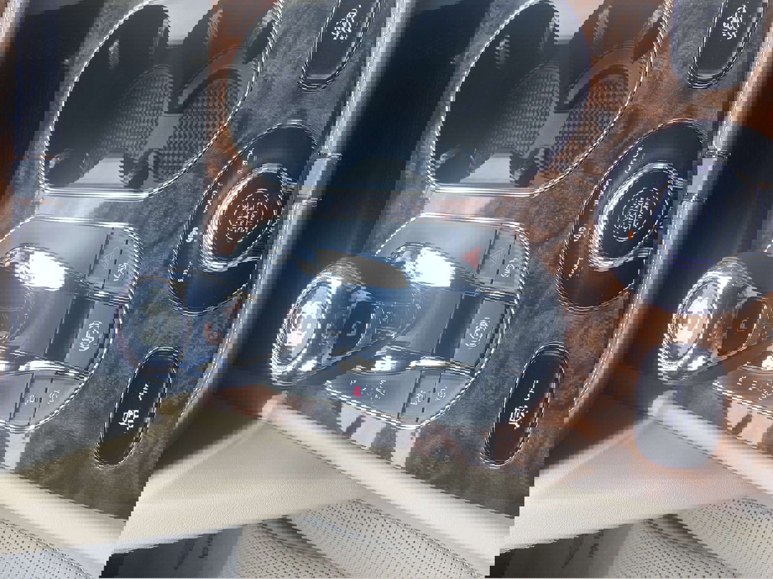 New 2025 Bentley Bentayga Extended Wheelbase image 18