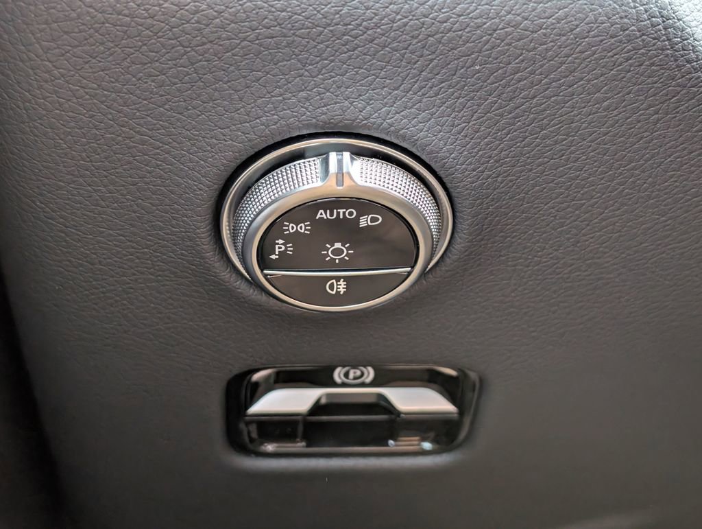 Used 2025 Mercedes-Benz GLC 350e 4MATIC image 16