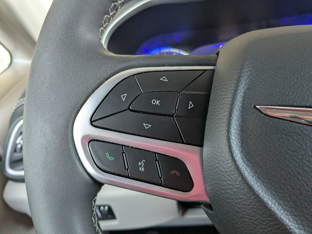 Used 2023 Chrysler Pacifica Touring-L AWD/4WD image 17