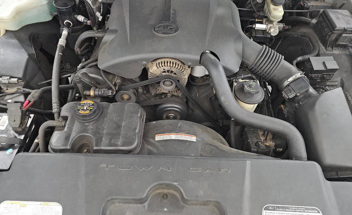 Used 2000 Lincoln Town Car Signature RWD image 11