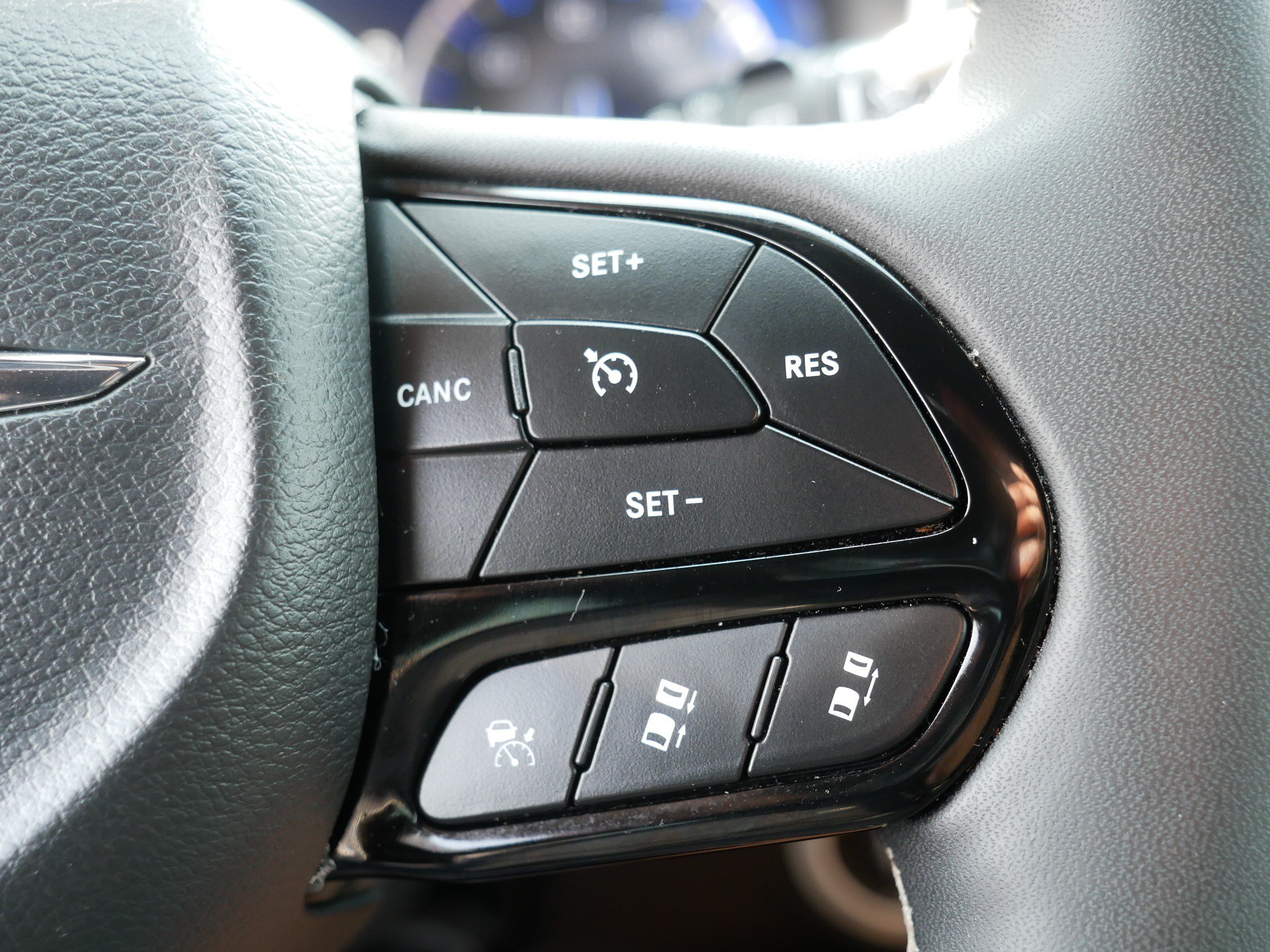Used 2025 Chrysler Pacifica Limited FWD image 29