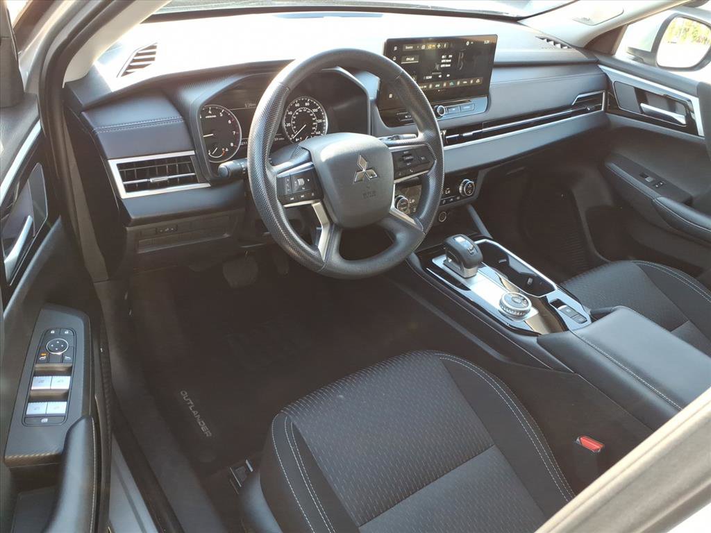 Used 2025 Mitsubishi Outlander ES image 14