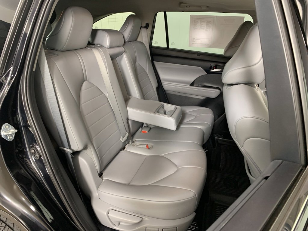 Used 2021 Toyota Highlander XLE image 24