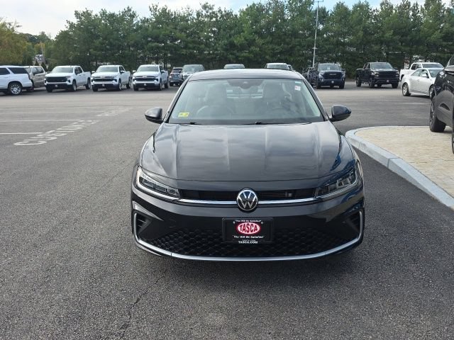 Used 2025 Volkswagen Jetta SE FWD image 8