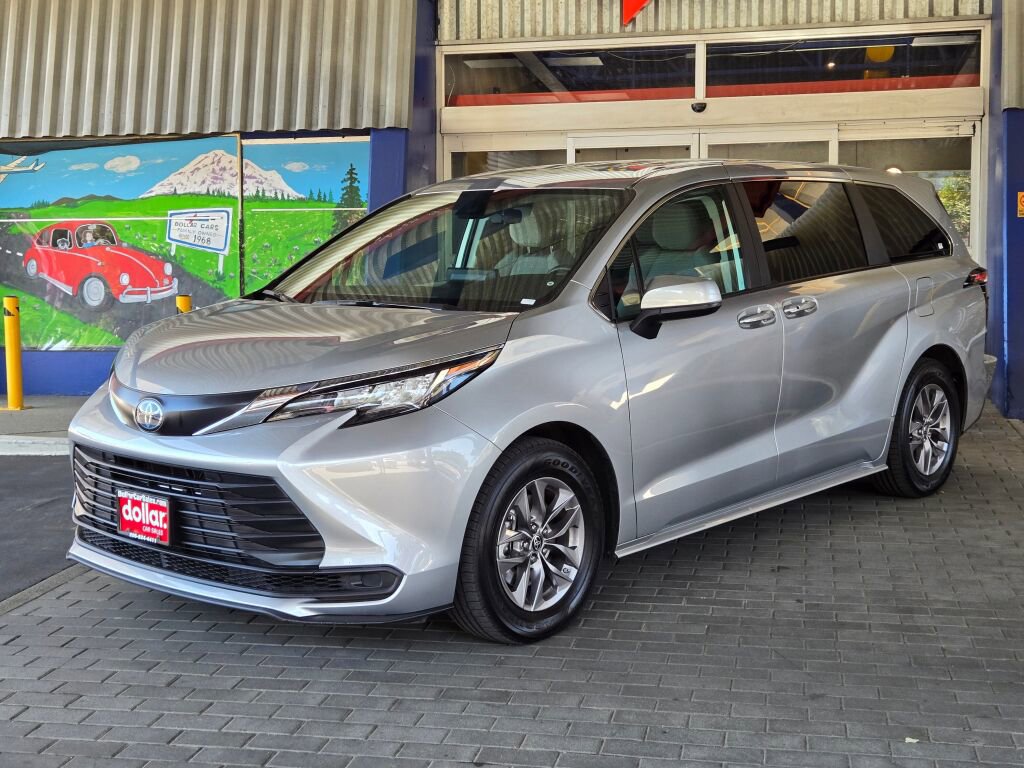 Used 2023 Toyota Sienna LE image 1