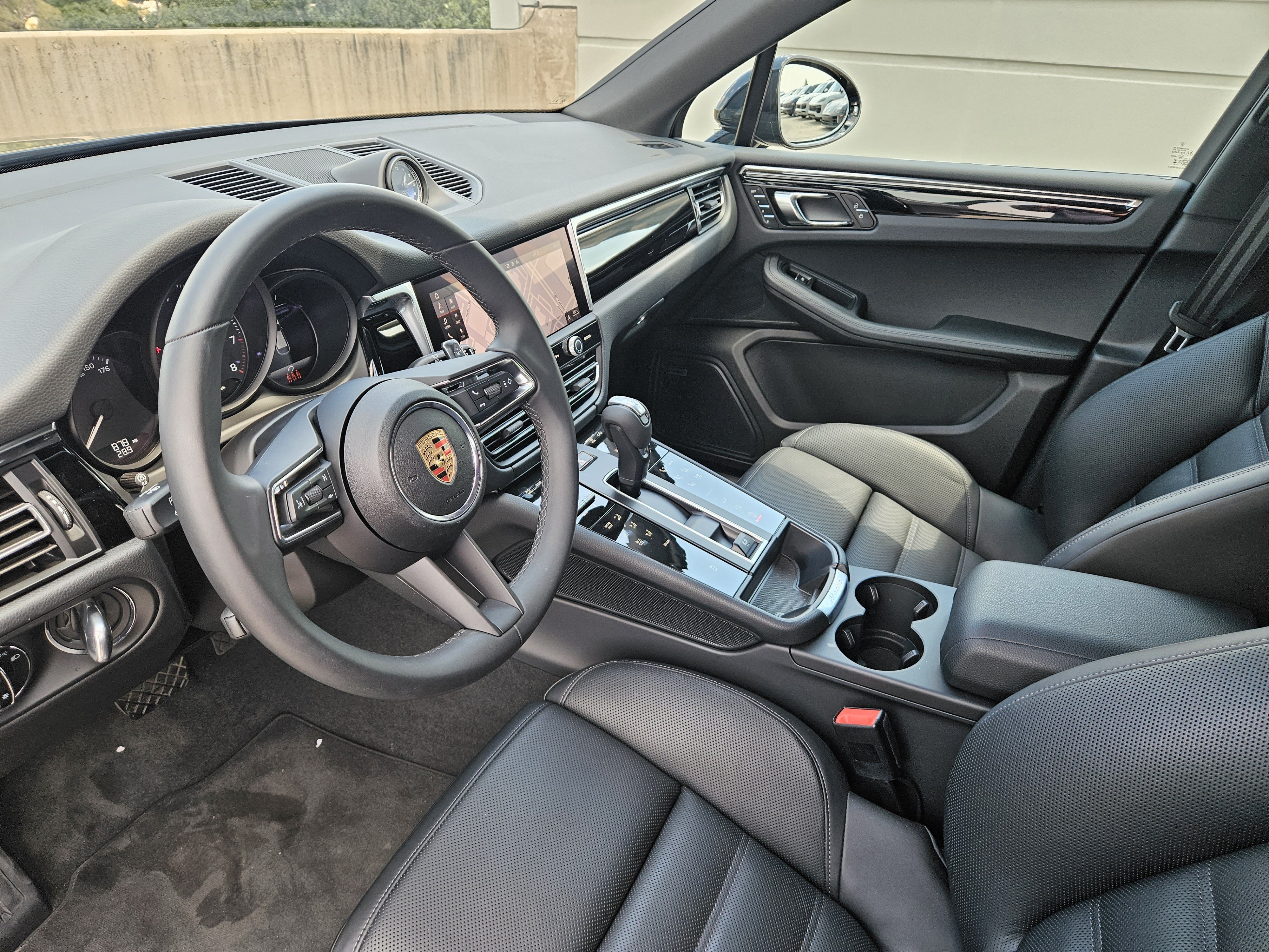 Certified 2025 Porsche Macan AWD/4WD image 4
