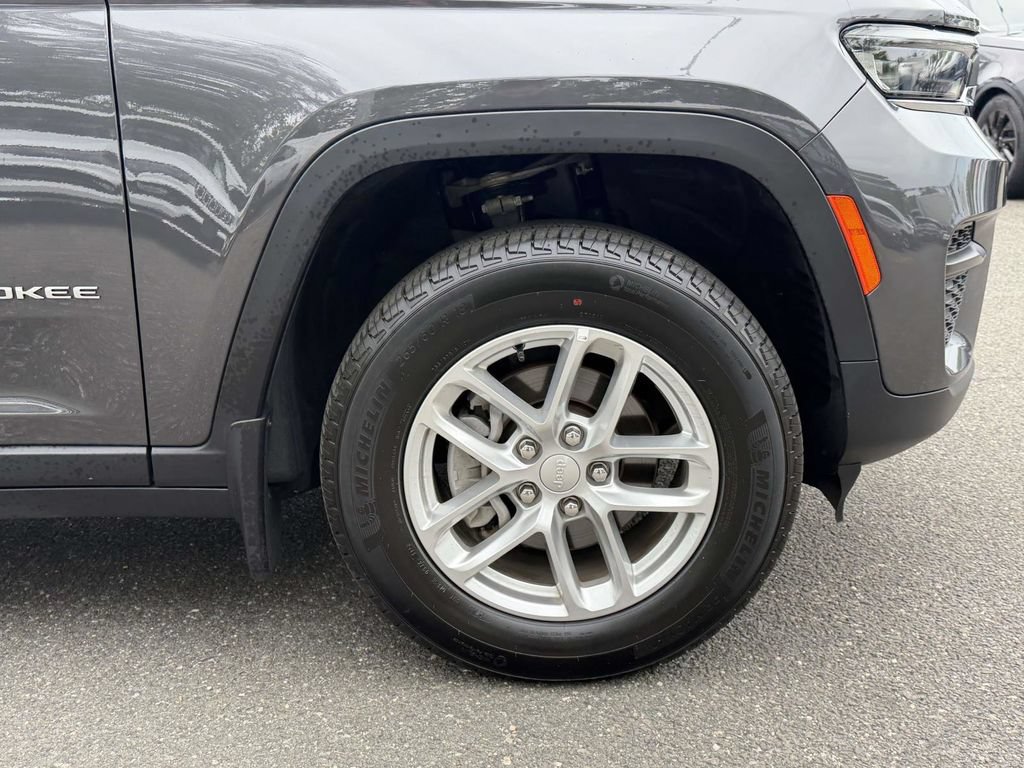Used 2025 Jeep Grand Cherokee Laredo X w/ MOPAR Finishing Package AWD/4WD image 11