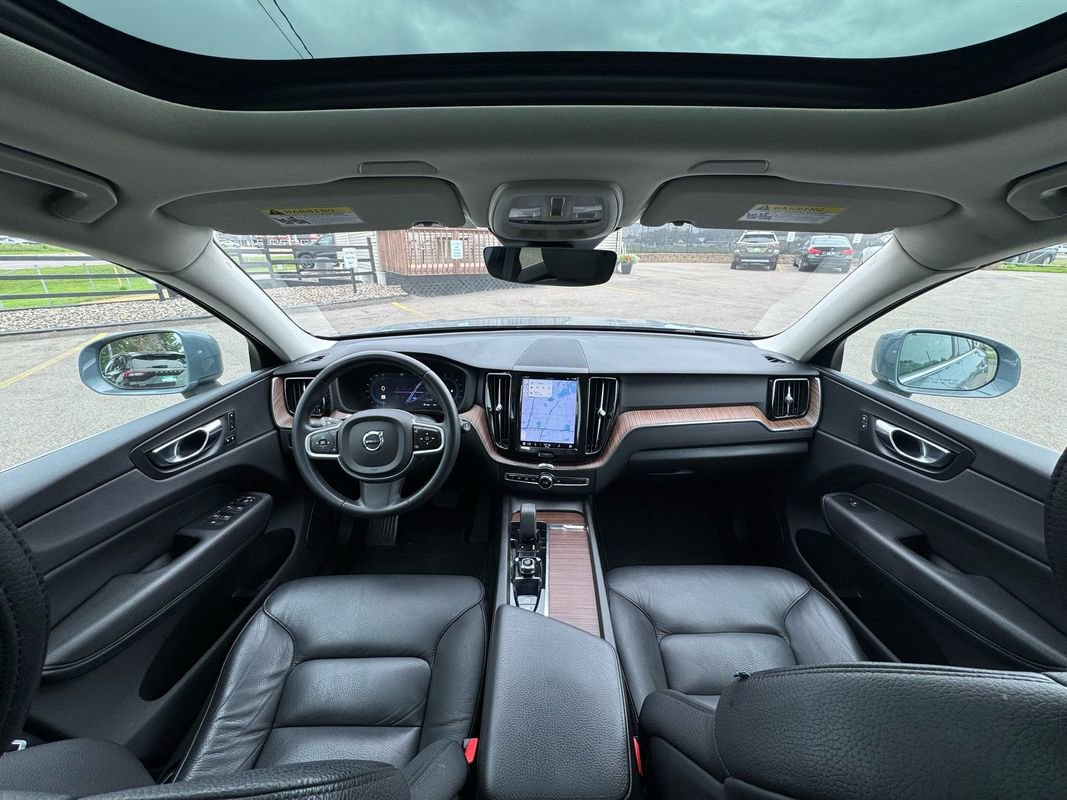 Used 2022 Volvo XC60 B5 Momentum image 12