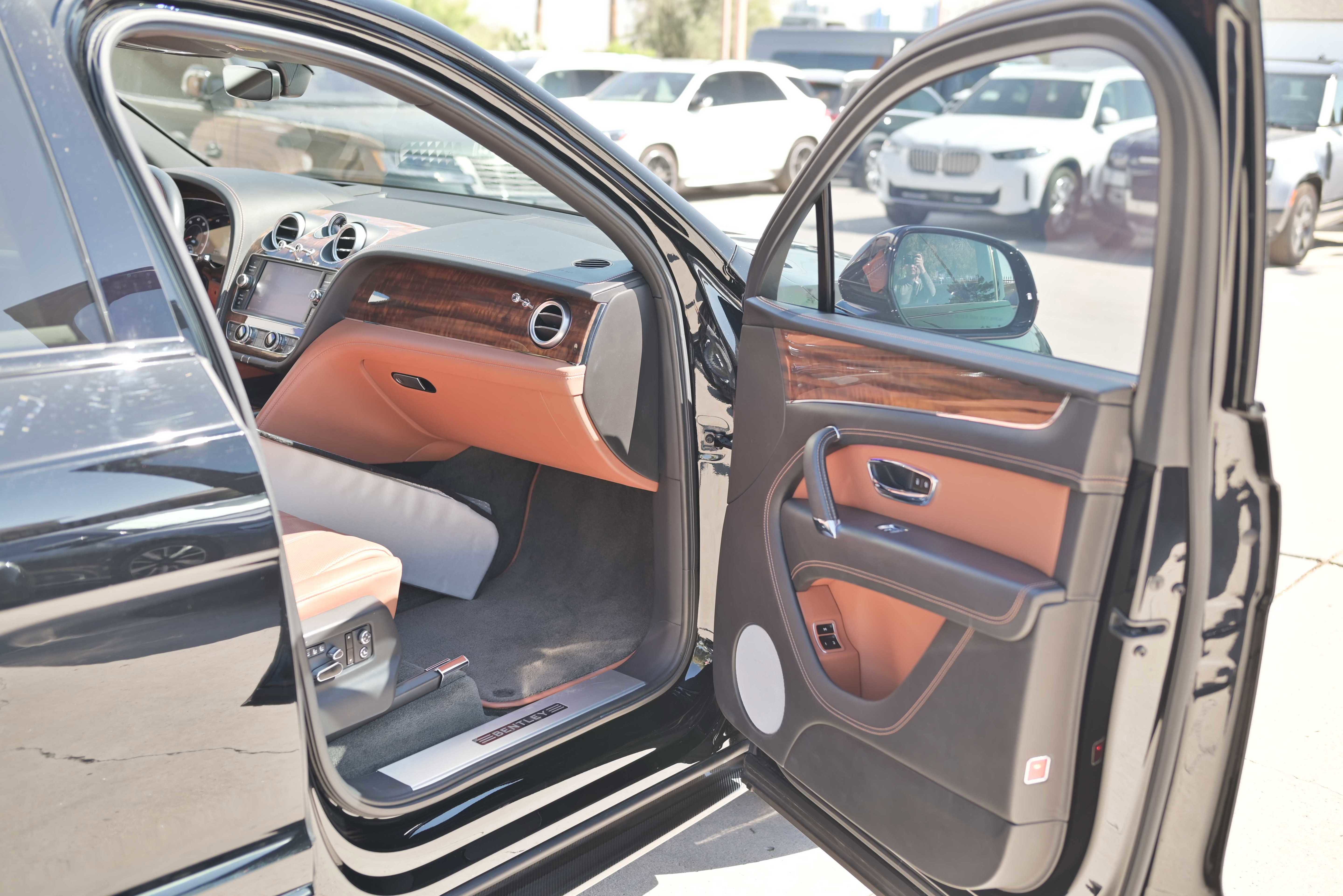 Used 2018 Bentley Bentayga AWD/4WD image 14